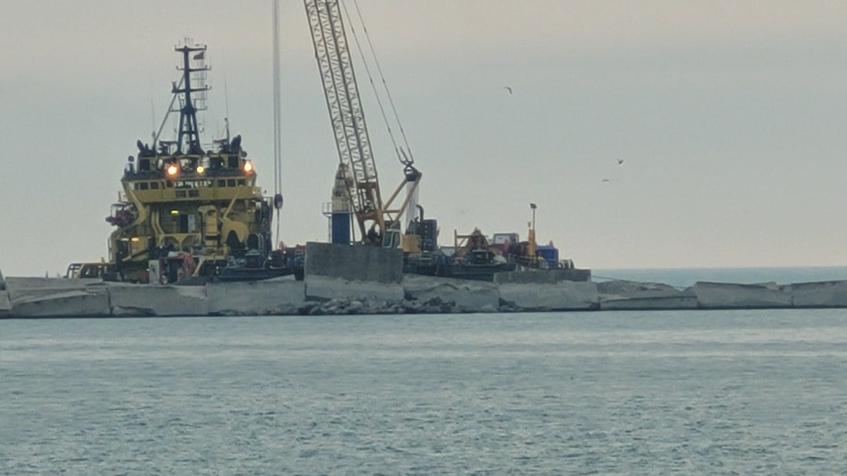 Zonguldak’ta batan gemi Kafkametler’in kaptan köşkü karaya çıkartıldı