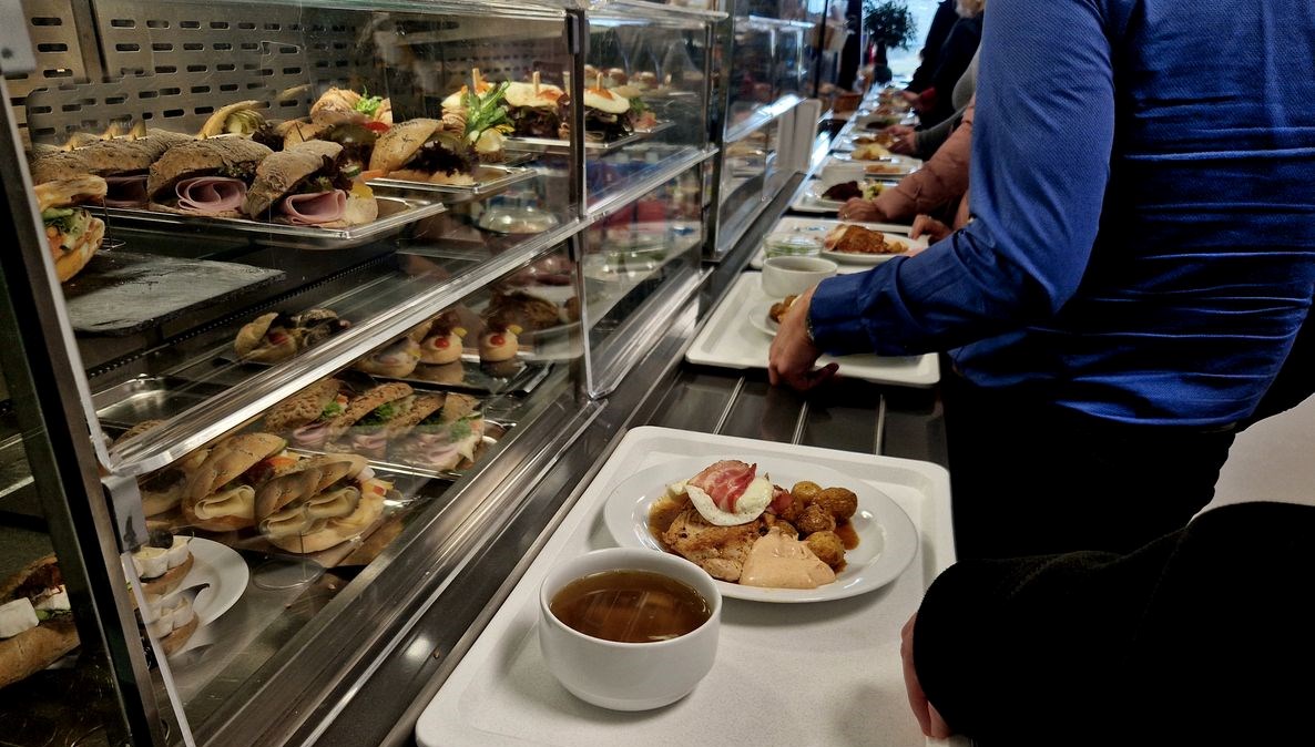 endonezyada 846 ogrenci ucretsiz yemekten zehirlendi bmIimw4u