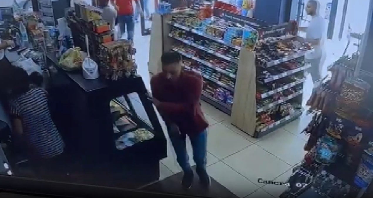 eski esinin yaninda gordu akaryakit istasyonunda dehset sacti o anlar kamerada INbqwTxi