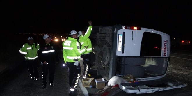 hafif ticari aracla carpisan tur midibusu devrildi 13u ogrenci 14 kisi yaralandi CkEWbGOZ.jpg