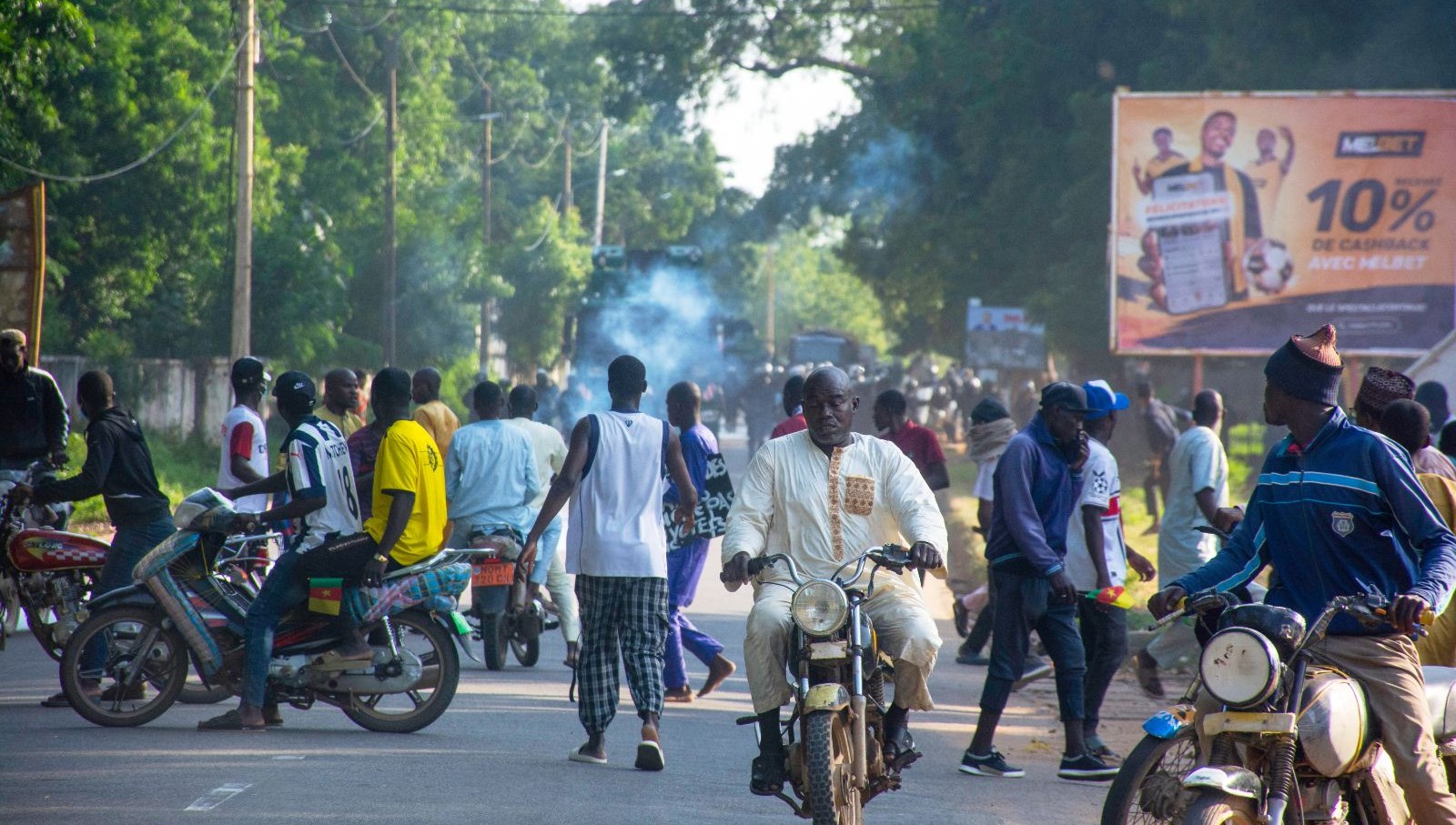 kamerunda muhalefet lideri zaferini ilan etti sokaklar karisti 2JtbvBOc.jpg