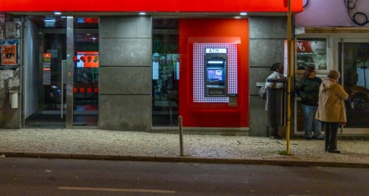 koklu banka 76 subesini tek tek kapatiyor yJNGDXtA.jpg