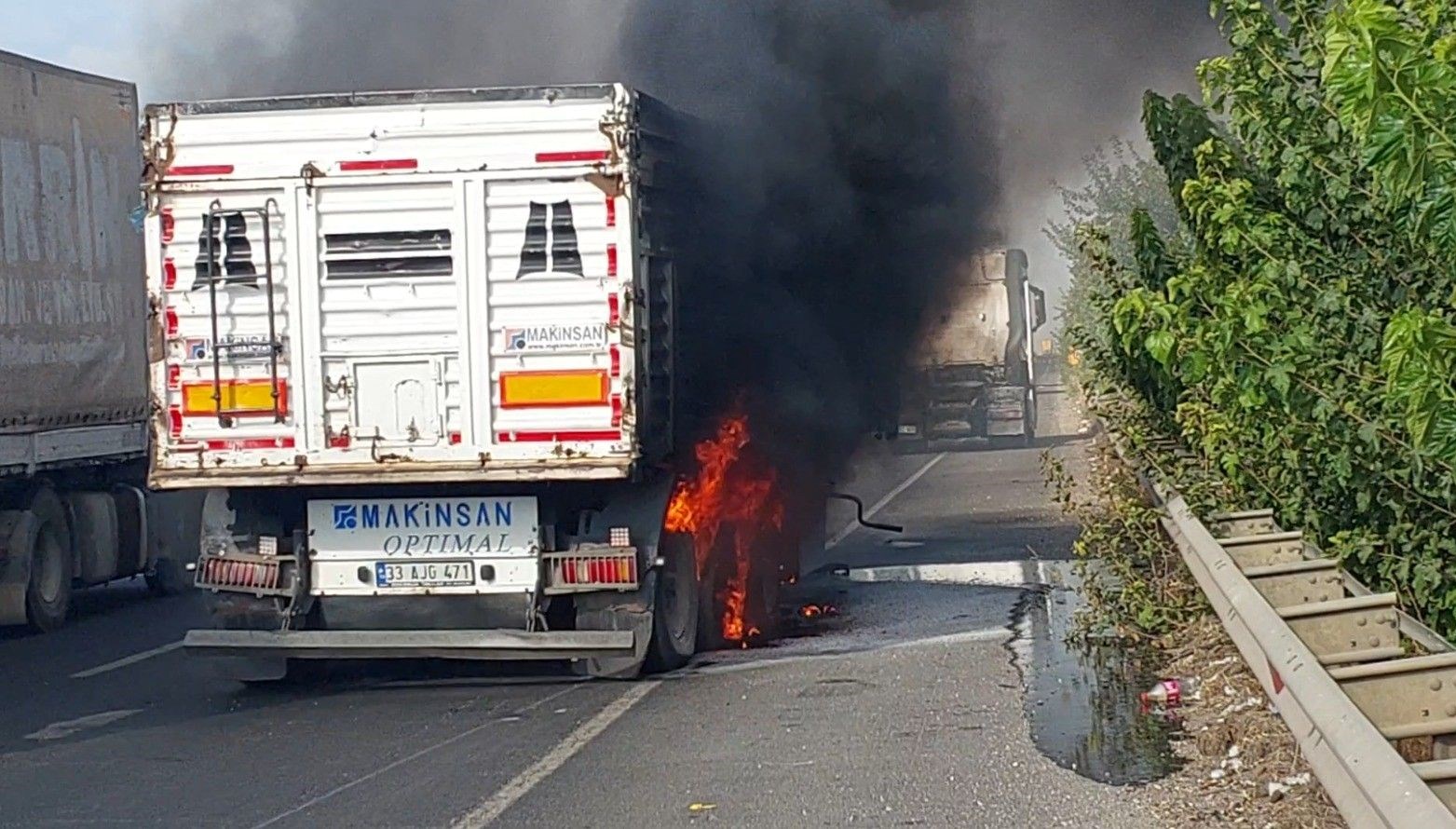 seyir halindeki tir alev alev yandi XIykfGCM.jpg