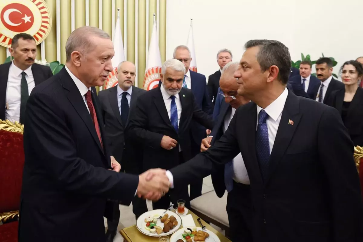 ozelin aciklamalarina ak parti cephesinden ardi ardina tepkiler NybQsWK1.jpg